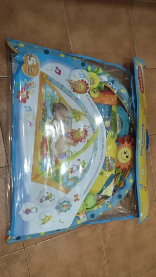 Manta de juego Tiny Love con arcos y juguetes