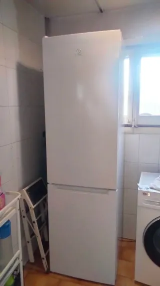 Nevera frigorífico blanco grande