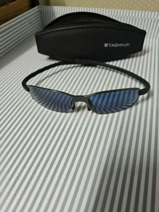 Gafas de sol TAG Heuer negras y azules