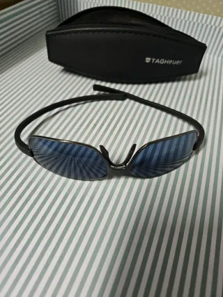 Gafas de sol TAG Heuer negras y azules
