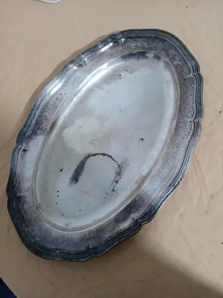 Plato de metal antiguo con borde decorado