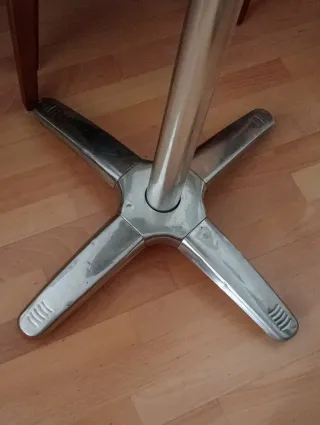 Mesa de terraza alta de aluminio.