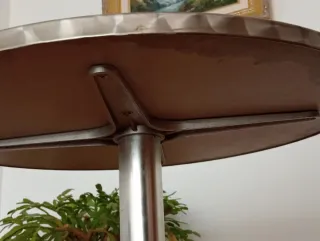 Mesa de terraza alta de aluminio.