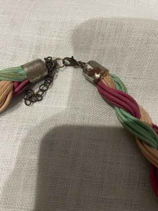Collar trenzado multicolor con detalle metálico