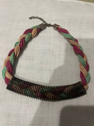 Collar trenzado multicolor con detalle metálico
