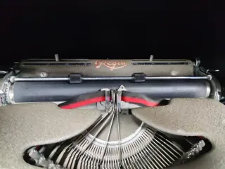 Máquina de escribir antigua Regia