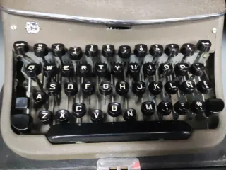 Máquina de escribir antigua Regia