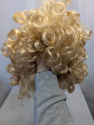 Peluca disfraz pelo rizado rubio. Marilyn