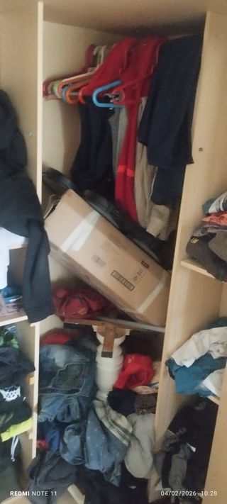 Armario de madera con puerta desencajada