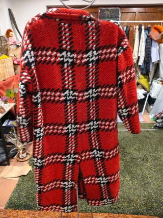 Abrigo cuadros rojo y negro