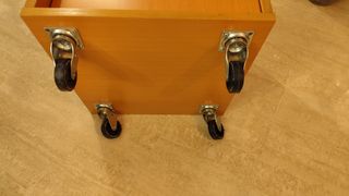 Mesa auxiliar cristal y madera