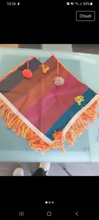 Poncho indiano con frange e pon pon