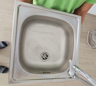 Fregadero de metal plateado