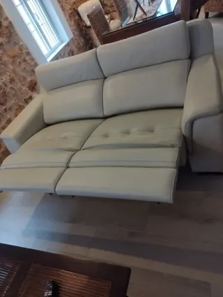 Sofá de piel blanco 3 plazas casi sin uso