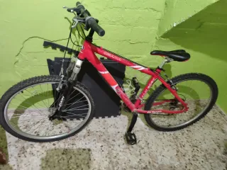 Bicicleta de montaña roja Omaha