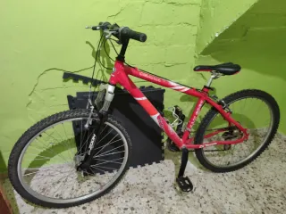 Bicicleta de montaña roja Omaha