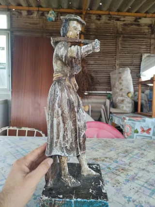 Figura de madera antigua