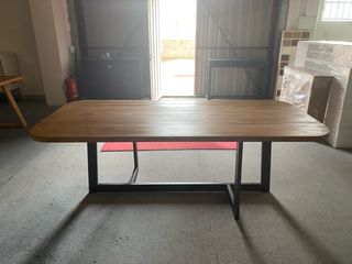 Mesa de comedor diseño madera y metal
