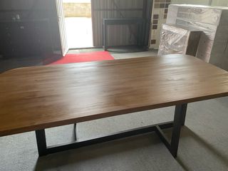 Mesa de comedor diseño madera y metal