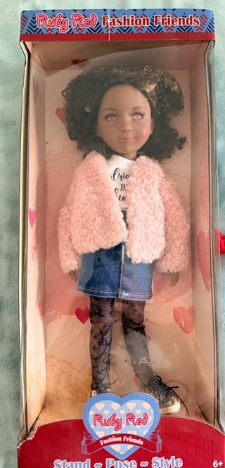 Muñeca Ruby Red Fashion Friends
