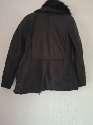 Chaqueton negro, mujer con detalles.