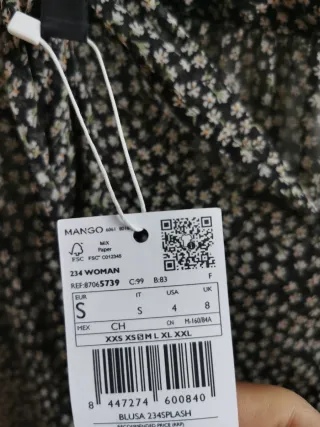 Camisa Mango floral negra y blanca