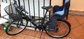 Bicicleta de paseo con cesta y sillín infantil