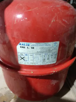 Vaso de expansión con manómetro