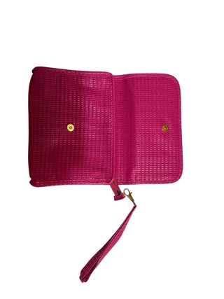 Bolso de mano fucsia con correa