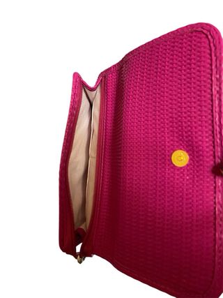 Bolso de mano fucsia con correa