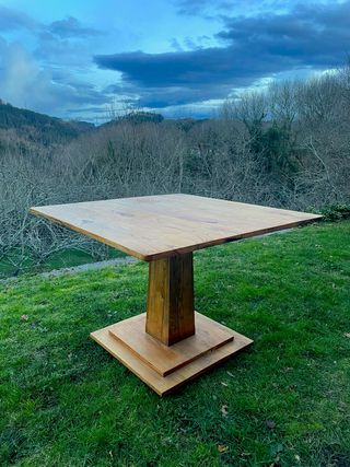 Mesa cuadrada de madera