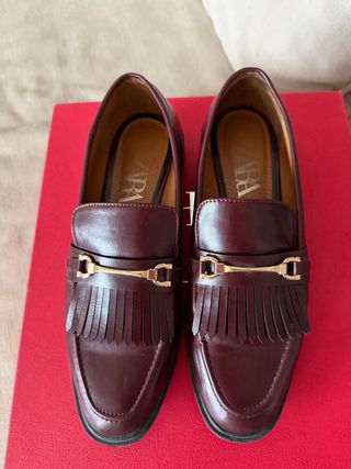 Mocasines granate Zara con flecos y hebilla