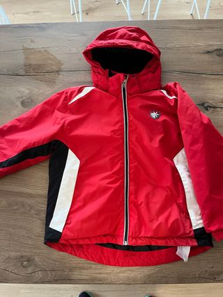 Chaqueta de esquí roja y negra