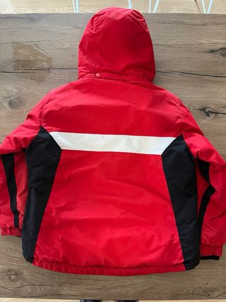 Chaqueta de esquí roja y negra
