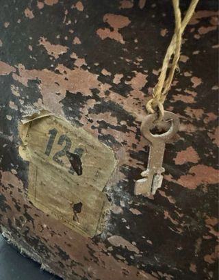 Baúl antiguo madera y metal