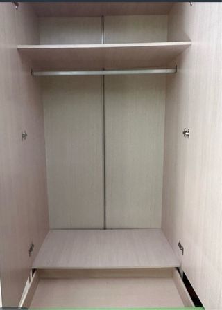 Armario de madera con puertas de espejo