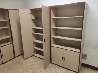 Armario de madera beige y marrón