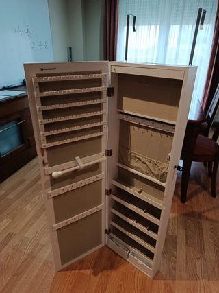 Armario joyero de madera y cristal