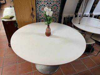 Mesa redonda blanca y plateada