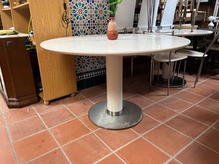 Mesa redonda blanca y plateada