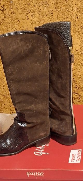 Botas altas piel efecto coco marrones