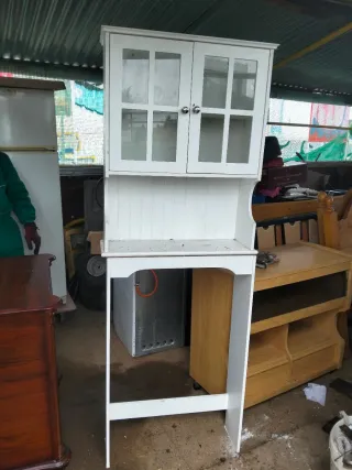 Alacena blanca con puertas de cristal