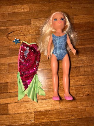 Nancy Sirena con traje de lentejuelas