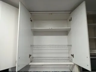 Cocina con armarios,cajones y doble pica.SIN GRIFO