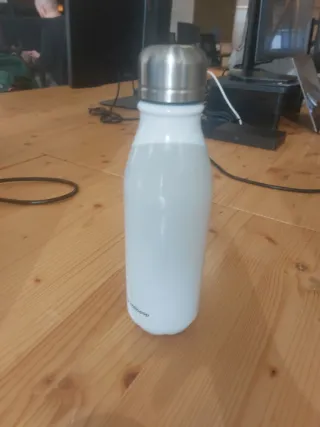 Botella de agua blanca