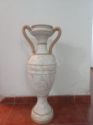 Jarrón de cerámica con asas de yute