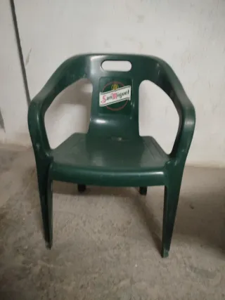 Lotto di 80 sedie e 6 tavoli San Miguel y Estrella