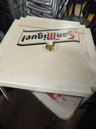 Lotto di 80 sedie e 6 tavoli San Miguel y Estrella