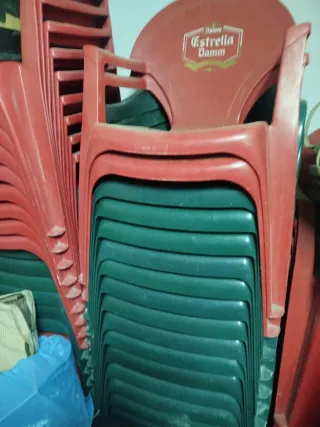 Lotto di 80 sedie e 6 tavoli San Miguel y Estrella