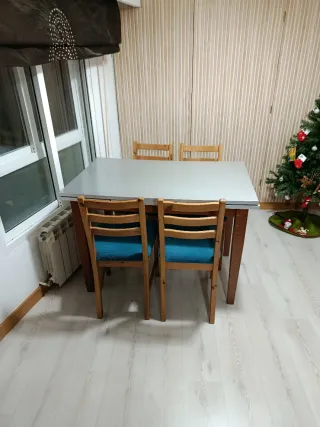 Mesa y 4 sillas de madera
